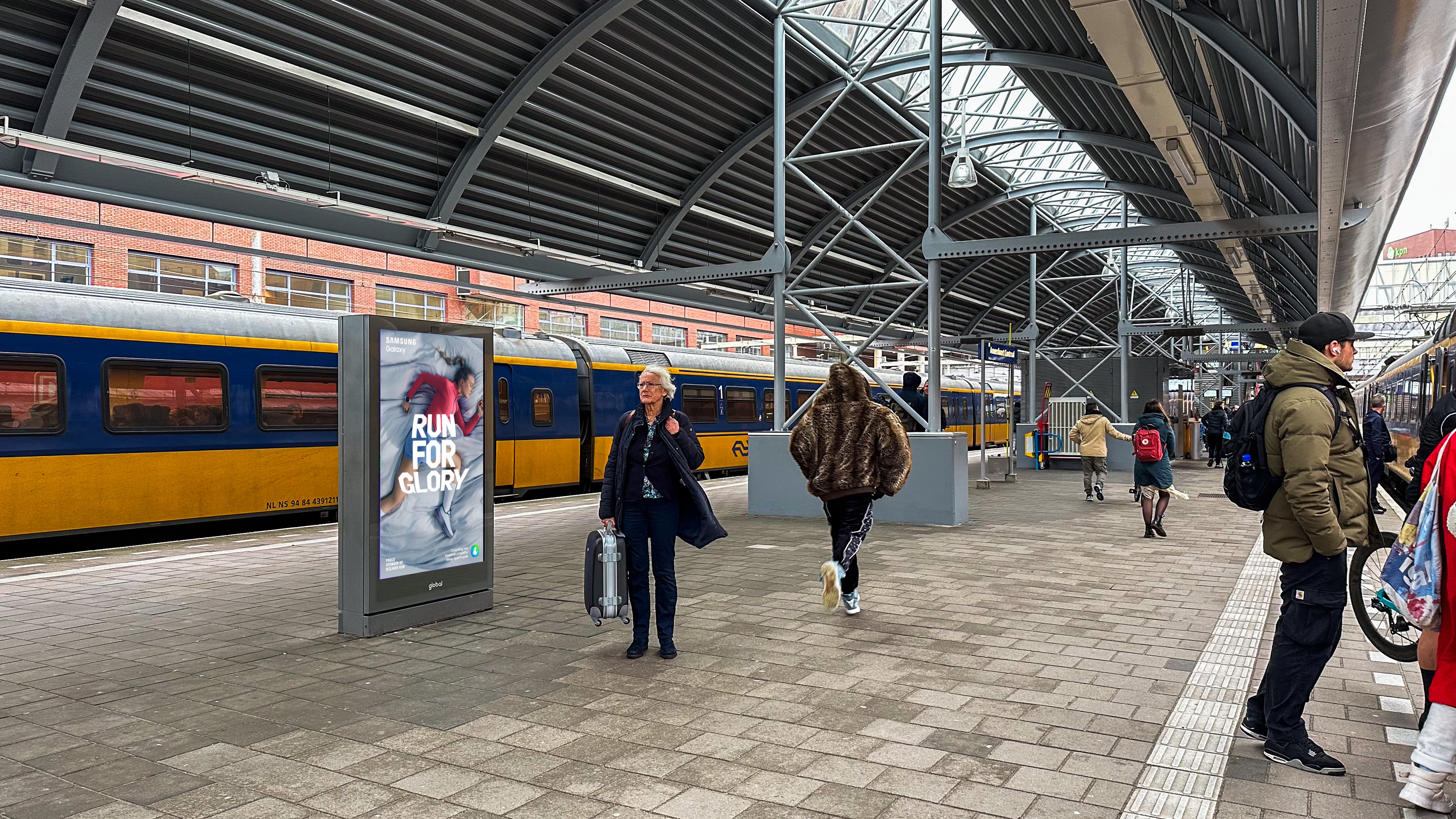 Samsung API DOOH Train station