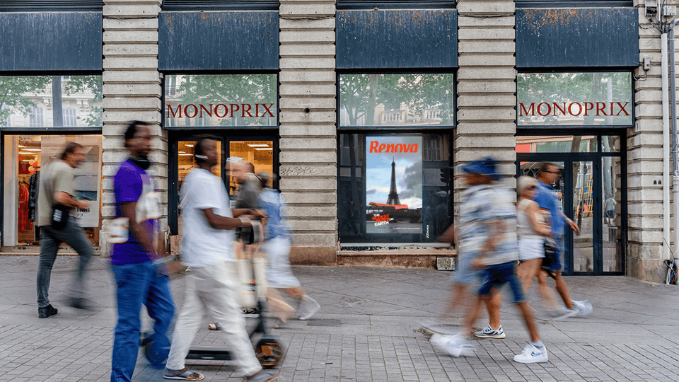 digital screens outdoor advertising