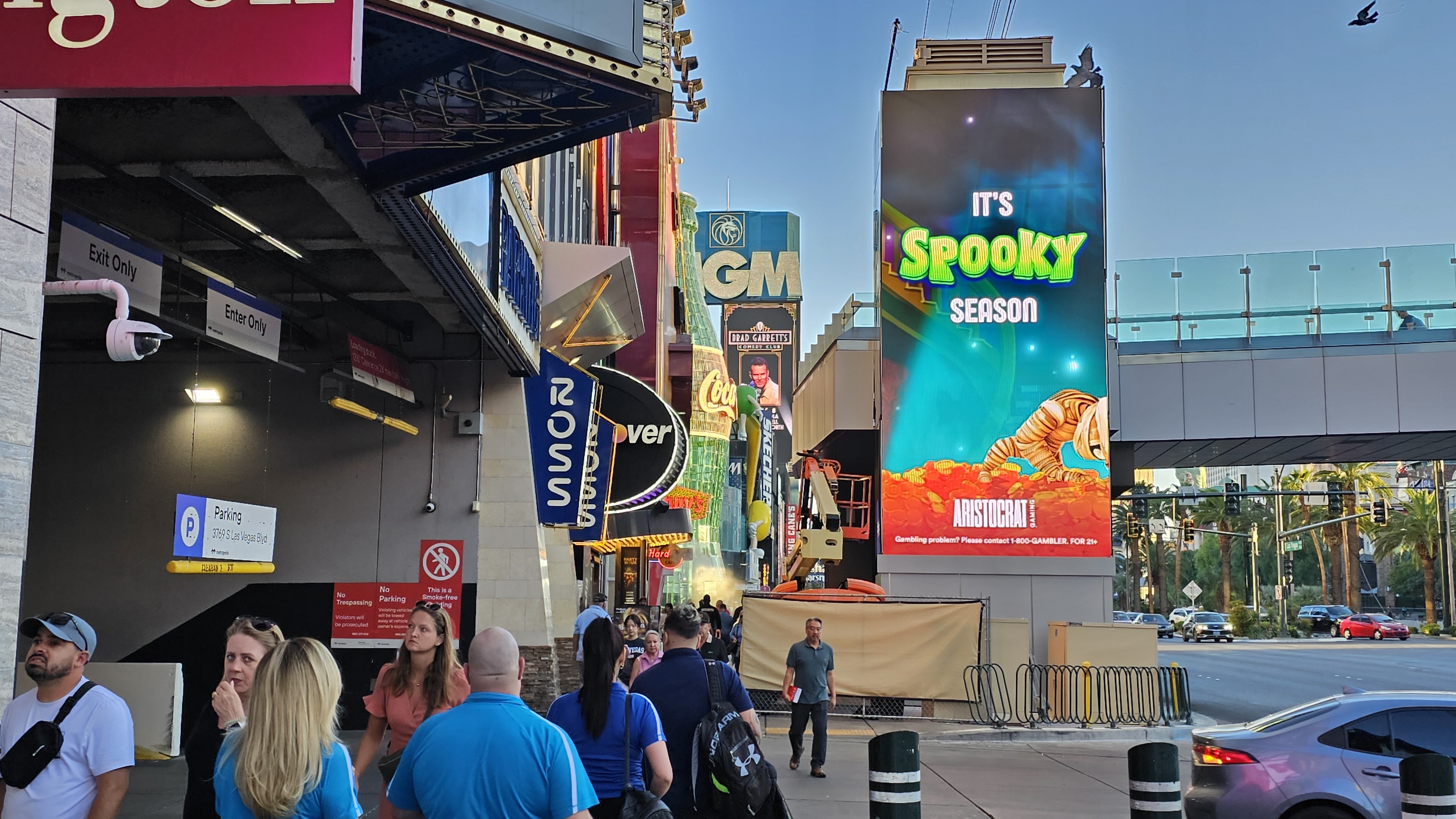 Aristocrat_Spooky_Showcase_SpotlightOutdoor