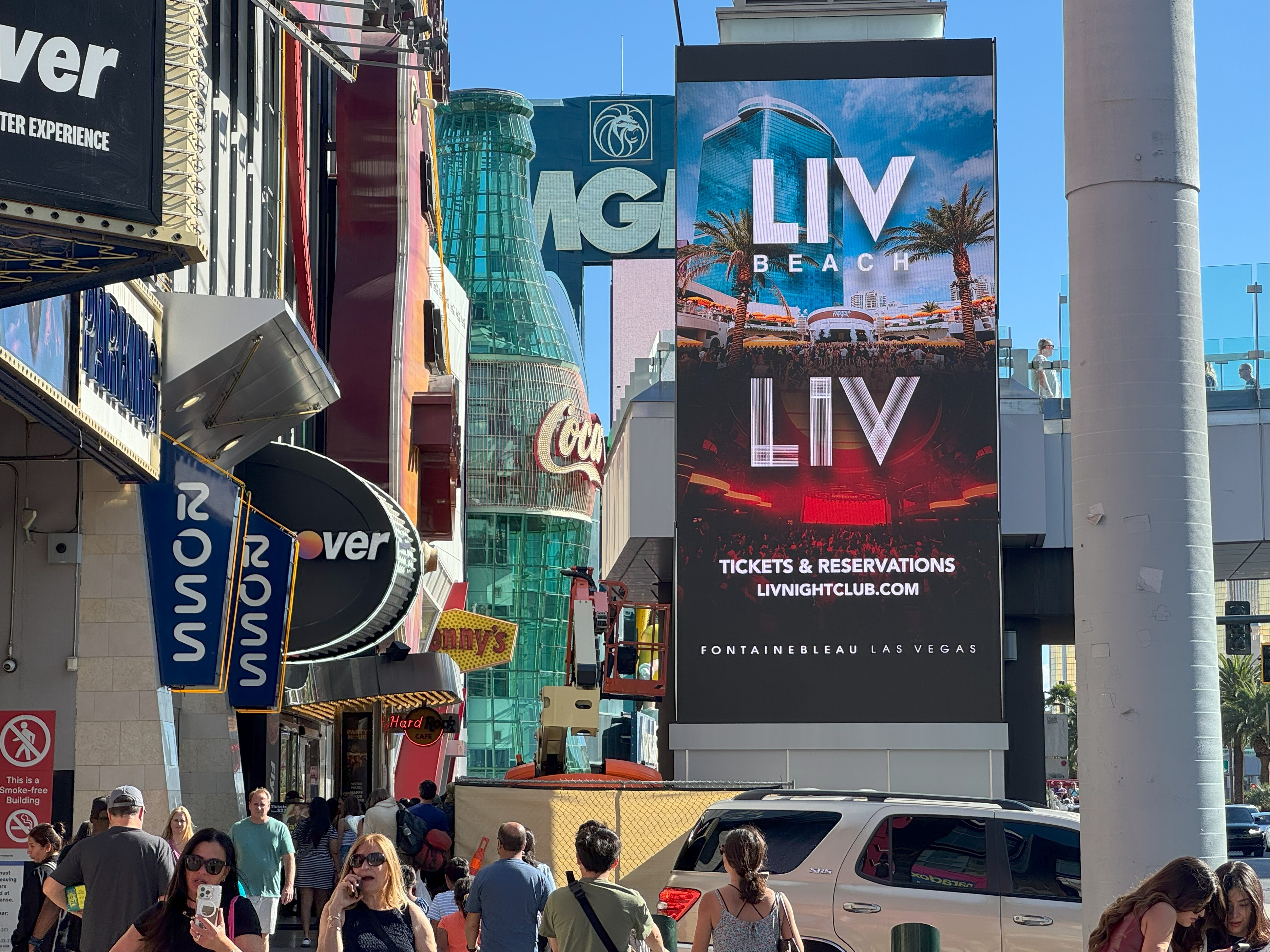 LIV_Showcase_SpotlightOutdoor