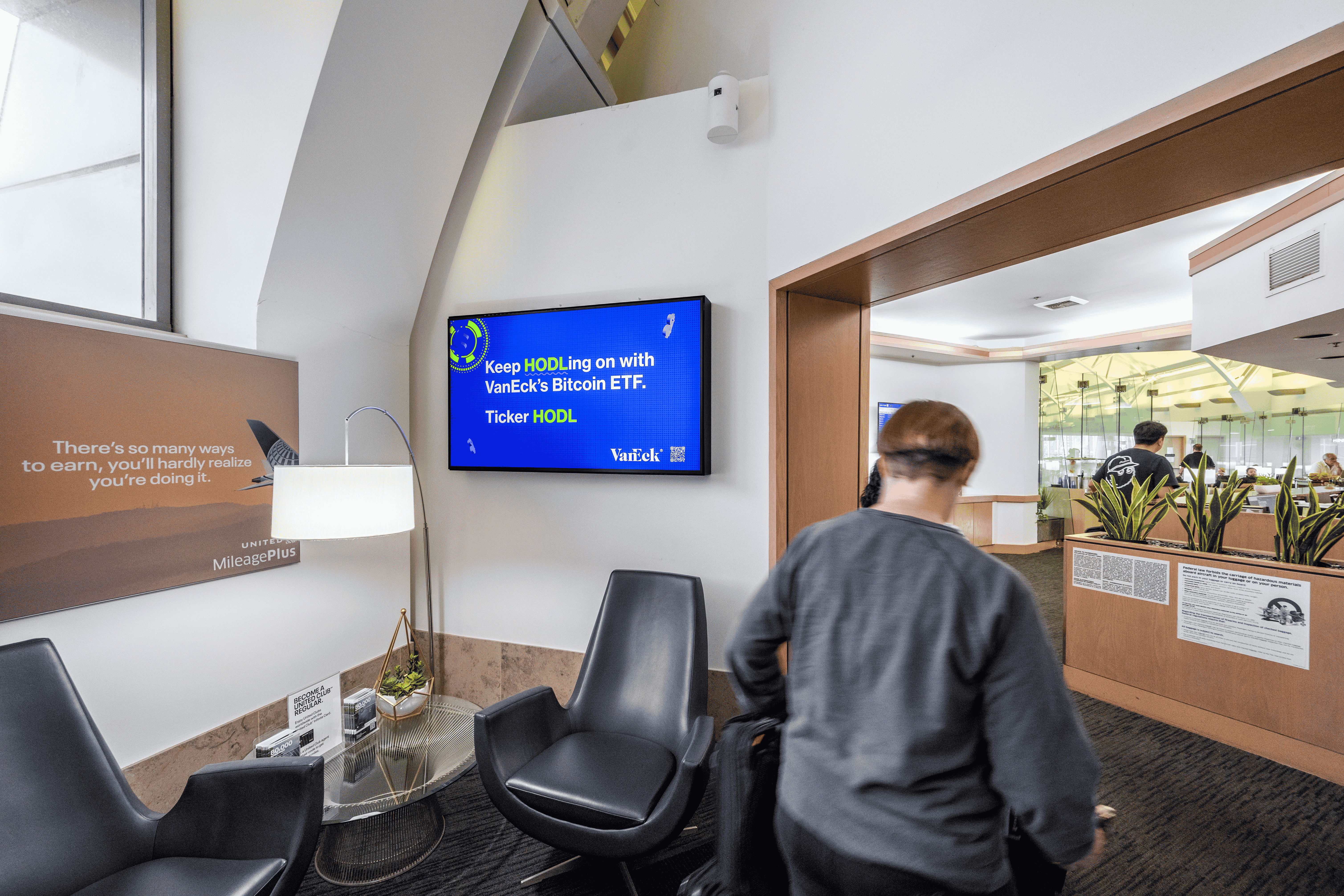 airport lounges dooh