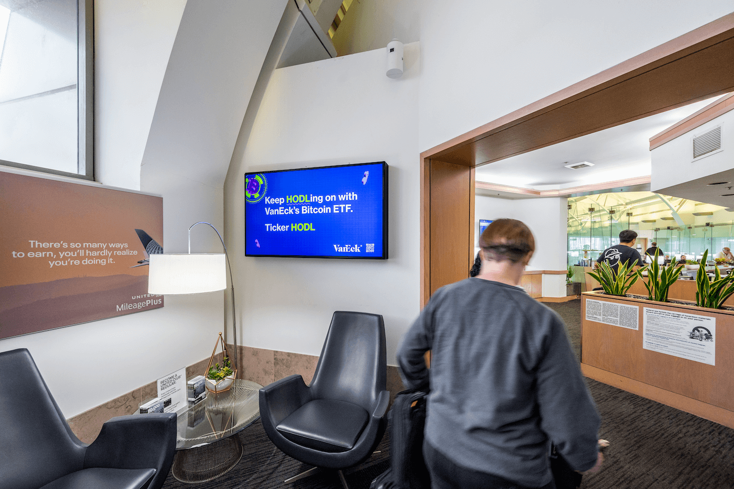 airport lounges dooh