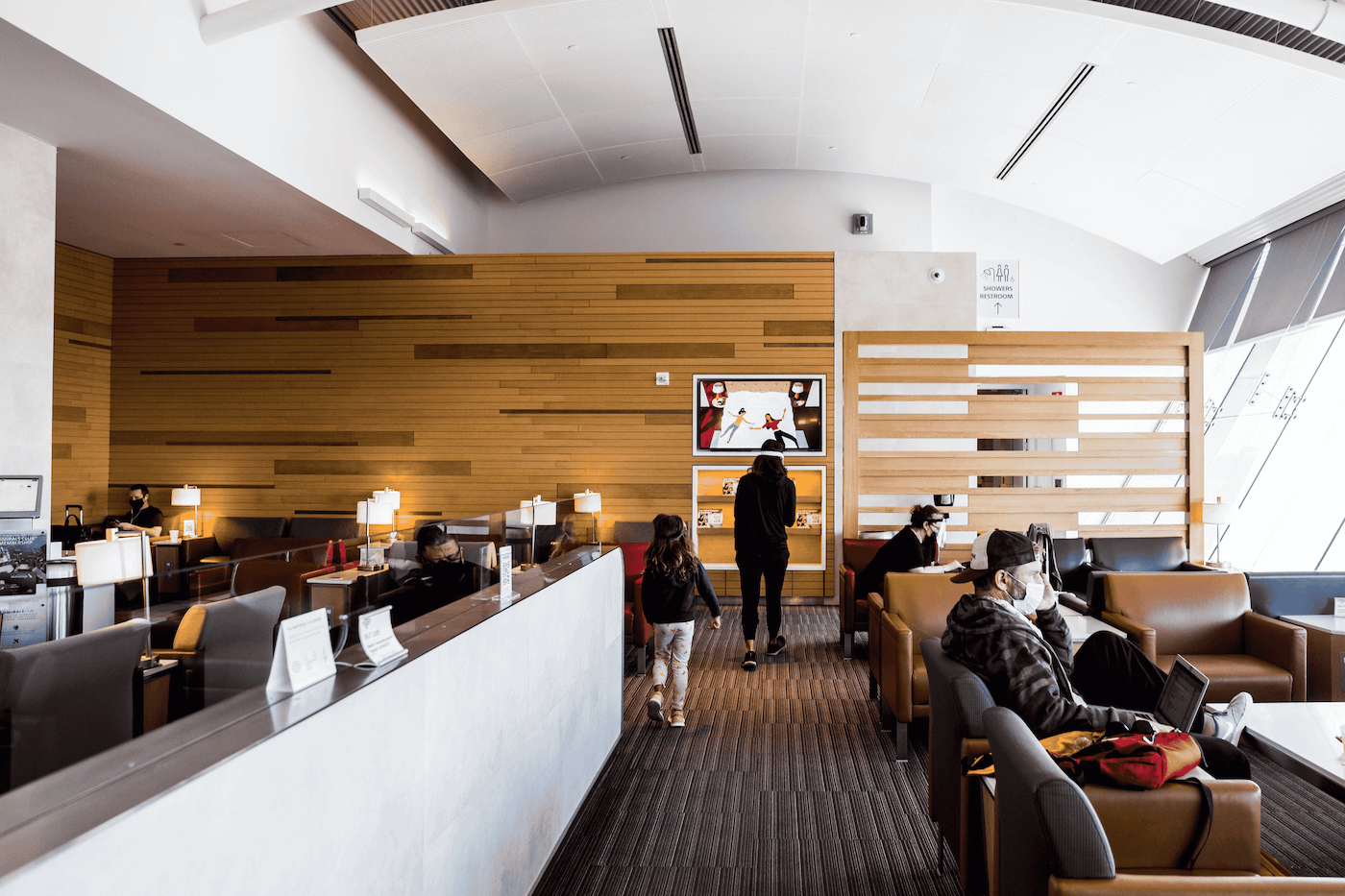 airport lounges screens