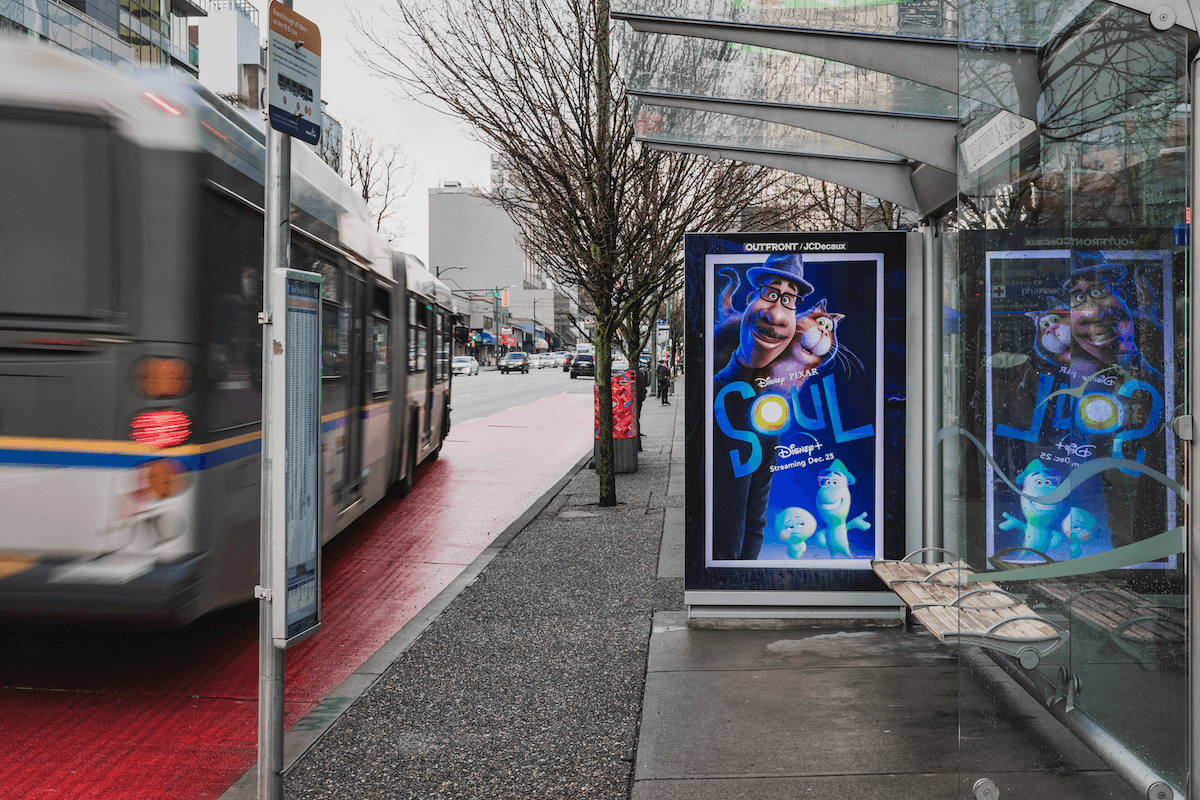 bus shelters outdoor digital screens attract consumer