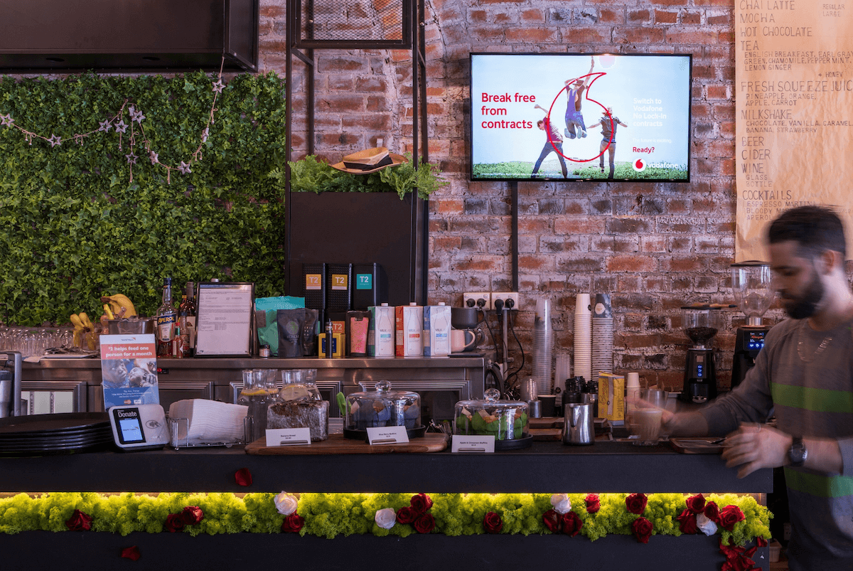 casual dinning digital screens engage consumers