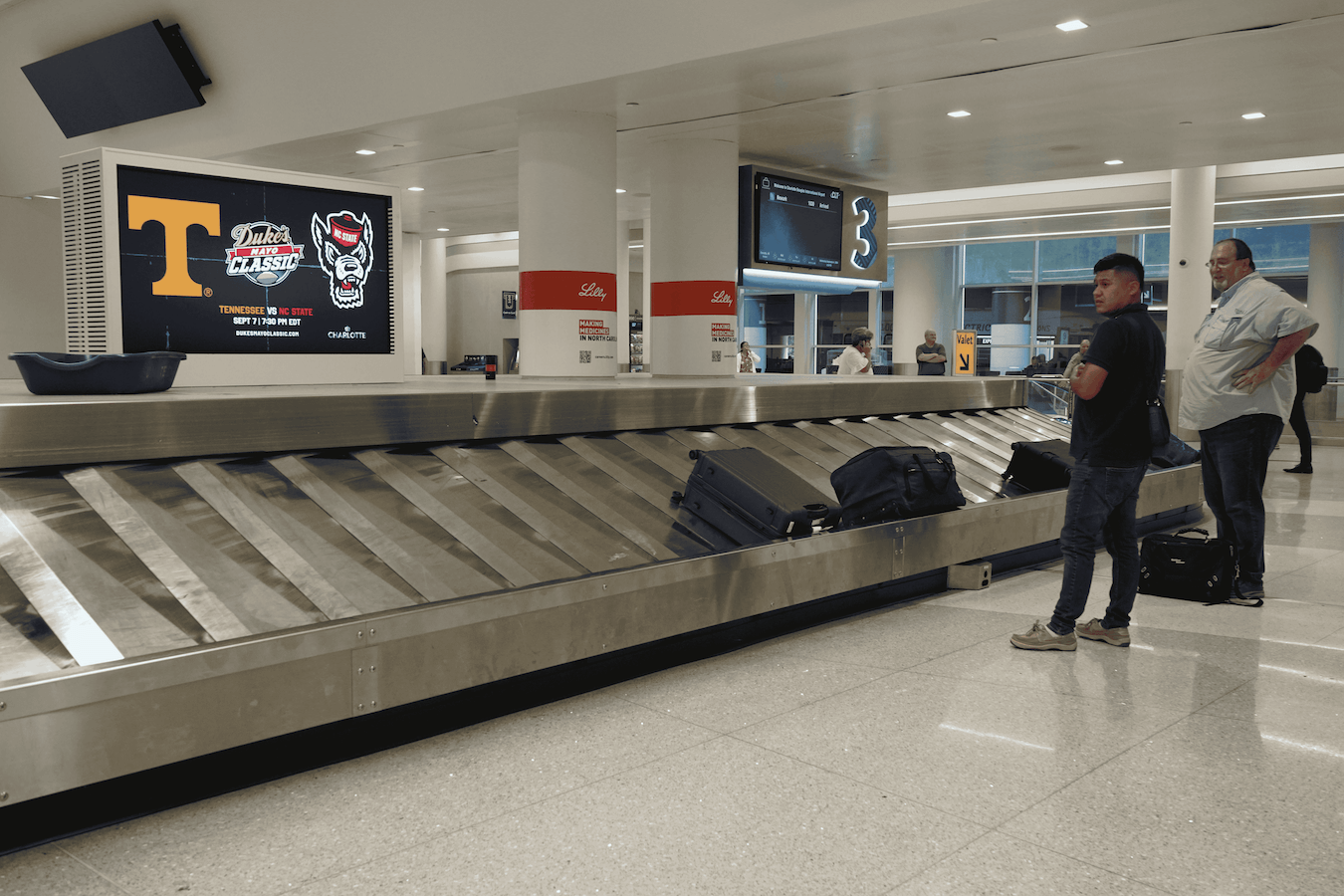 connect with travelers screens dooh