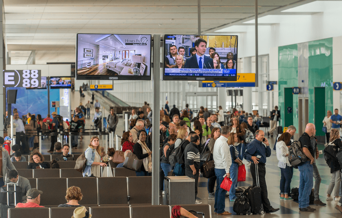 digital screens airports 