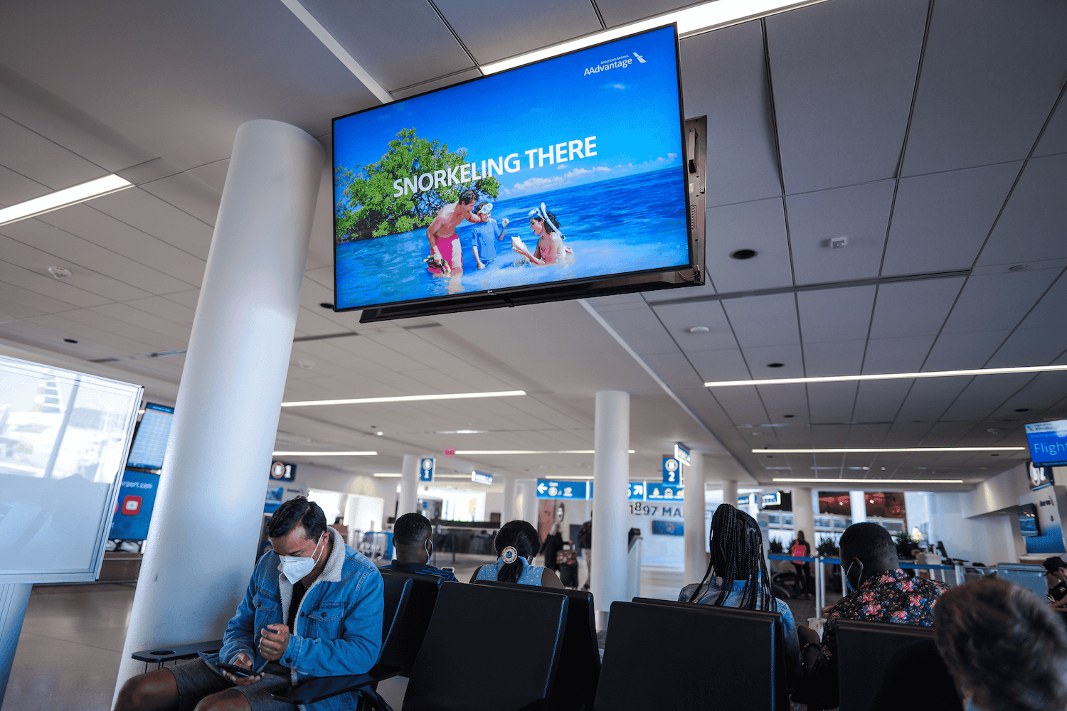 digital screens concourses and gates airport 