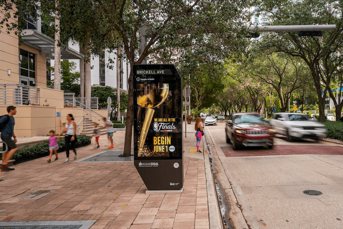dooh dynamic creative screens campaigns 
