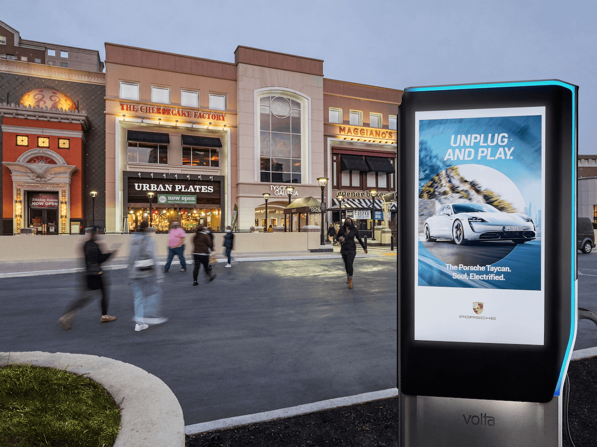 large-va_tysonsgalleria_screens attract consumer