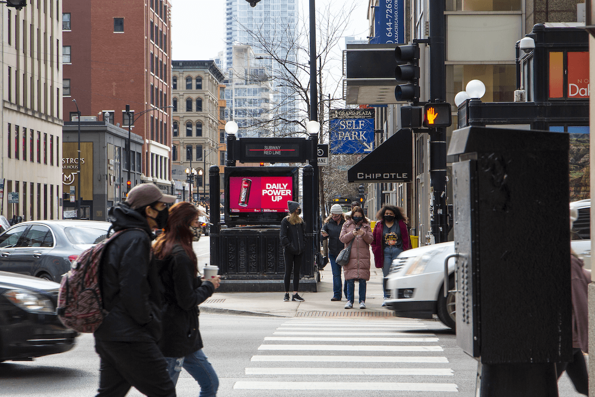 outdoor digital screens attract consumer outdoor.urban_panel_chicago